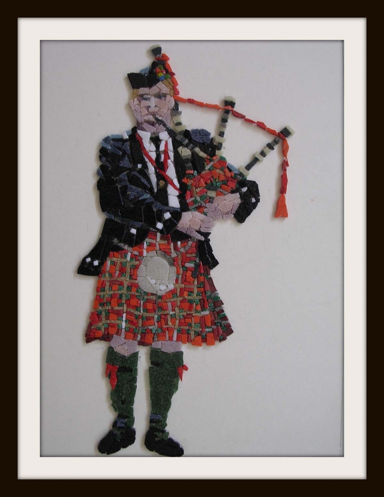 THE BAGPIPER       2004(M-69) 1